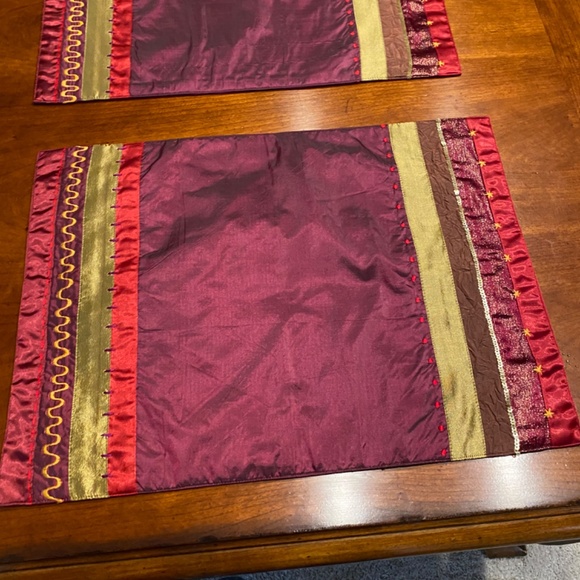 Beautiful new Christmas placemats new never used 18 x 14 with matching napkins - Picture 2 of 6